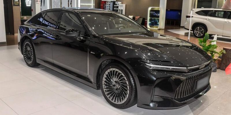В Россию прибыл новый Toyota Crown. Но с левым рулем