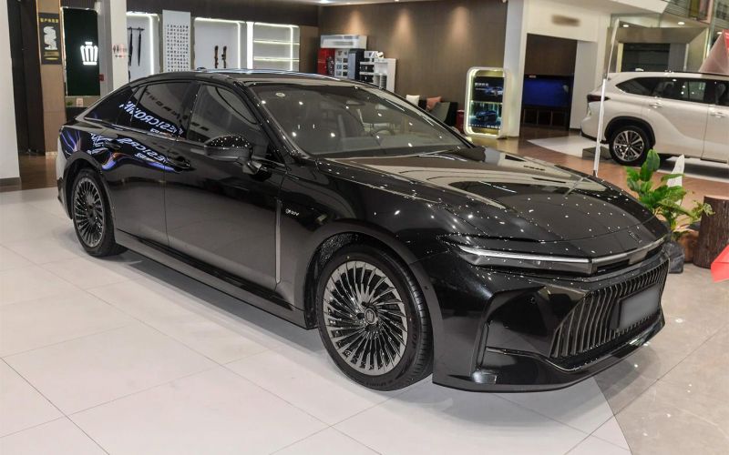 Новая Toyota Crown прибыла в Россию. Но левый руль