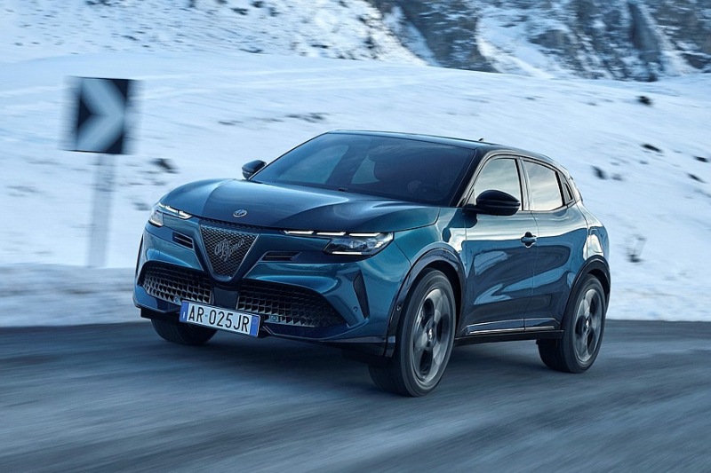 Как джип, только красивее: Alfa Romeo Junior покупает полноприводную версию Q4