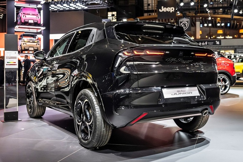 Как джип, только красивее: Alfa Romeo Junior покупает полноприводную версию Q4