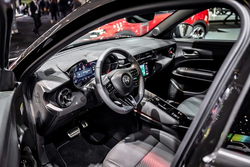 Как джип, только красивее: Alfa Romeo Junior покупает полноприводную версию Q4