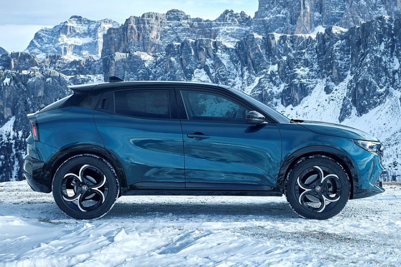Как джип, только красивее: Alfa Romeo Junior покупает полноприводную версию Q4