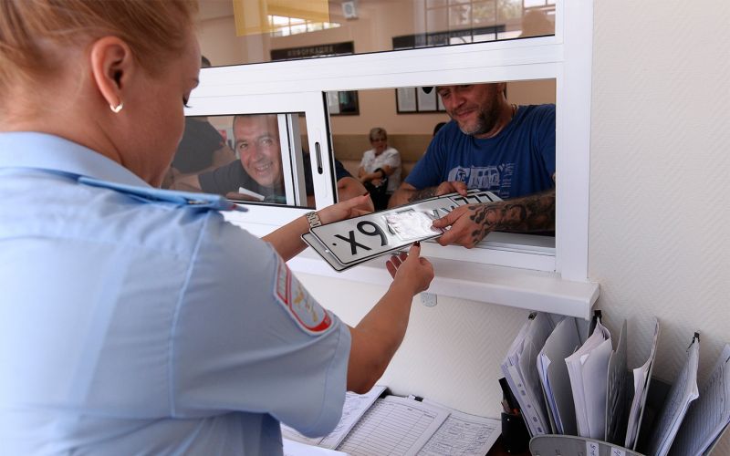 Как поставить машину на учет в ГИБДД в 2025 году: изменения и нюансы
