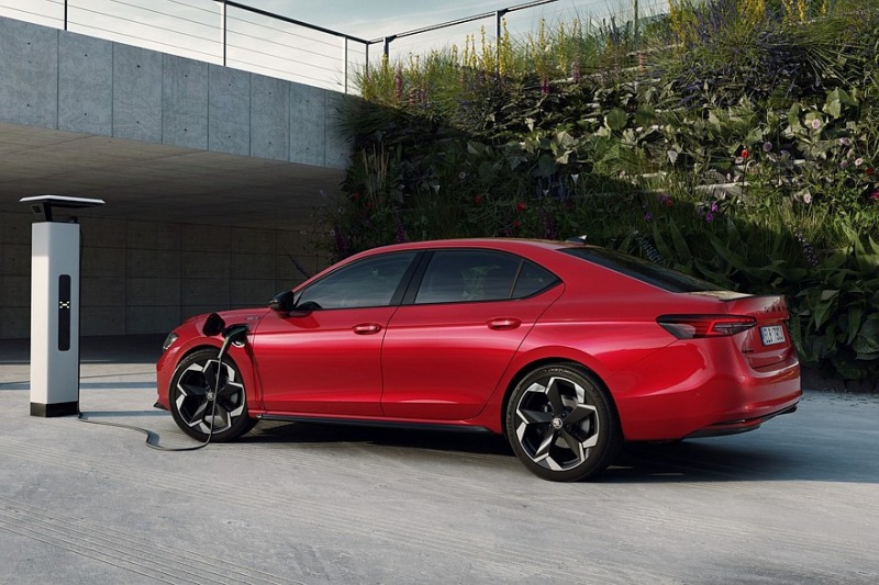 Лифтбек Skoda Superb будет представлен в полностью гибридной версии