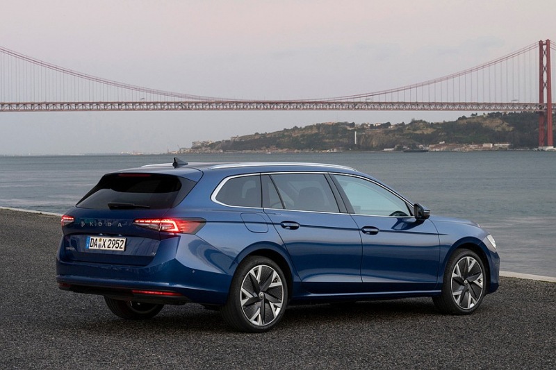 Лифтбек Skoda Superb будет представлен в полностью гибридной версии