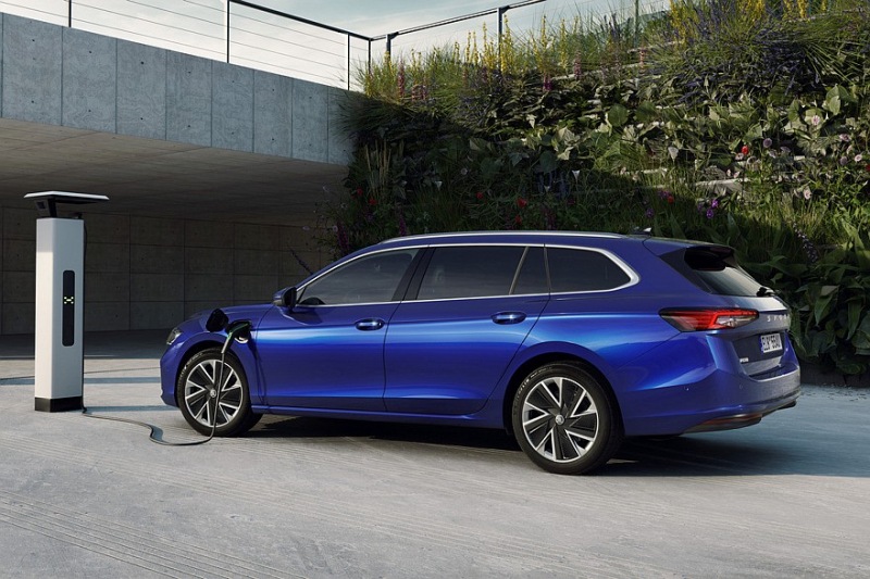 Лифтбек Skoda Superb будет представлен в полностью гибридной версии