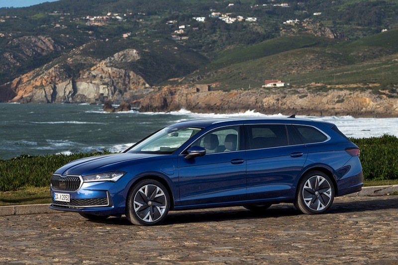 Лифтбек Skoda Superb будет представлен в полностью гибридной версии
