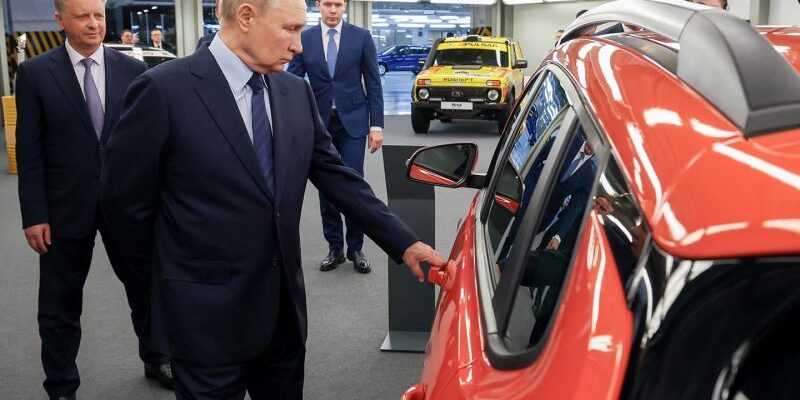 Путину представили новые кроссовер, минивэн и электровнедорожник Ladа