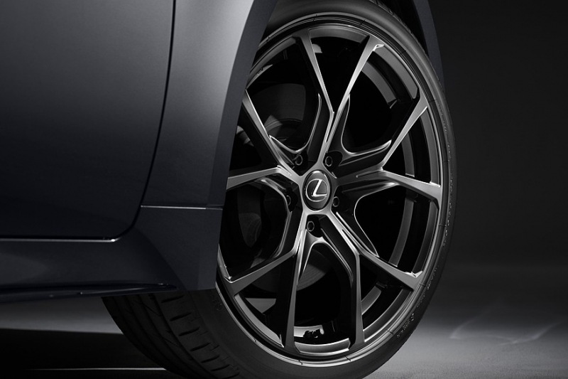 Седан Lexus IS теперь доступен в специальной версии F Sport Black IV