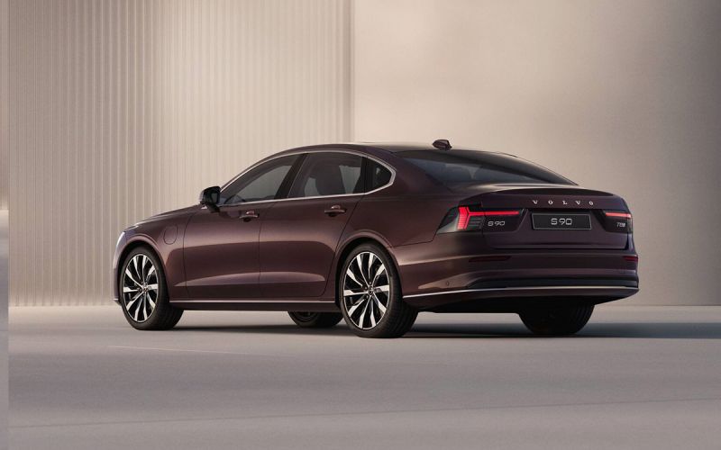 Запас хода на электротяге составляет 80 км. Volvo выпускает обновленный седан S90