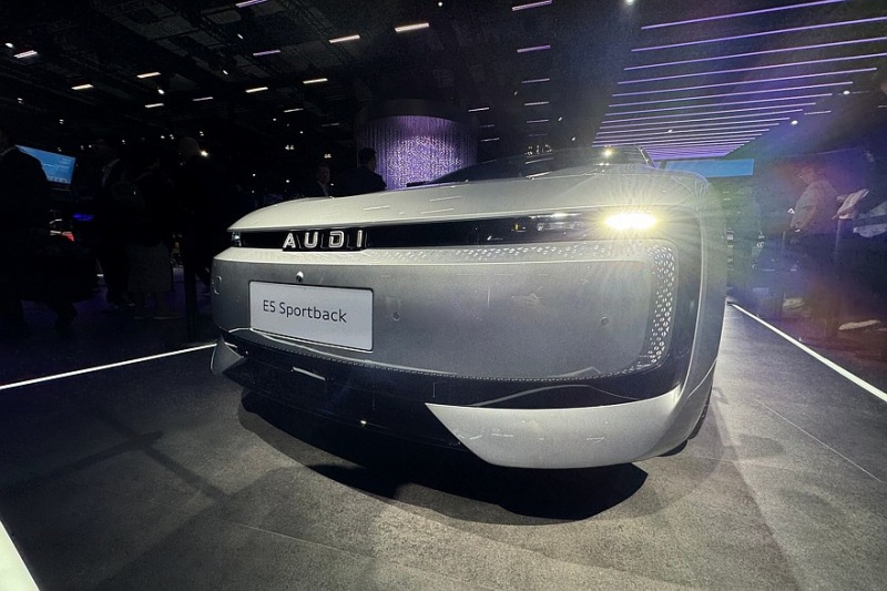 Не кольца, а буквы: первый «живой» обзор Audi E5 Sportback
