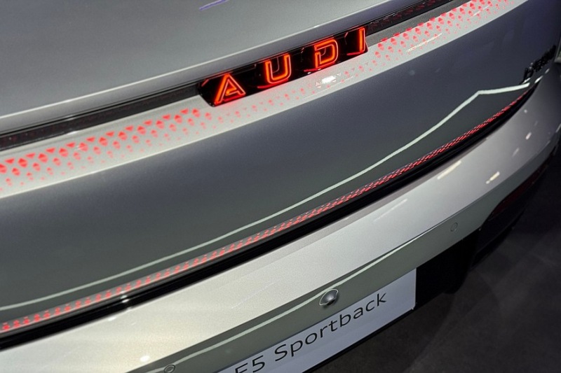 Не кольца, а буквы: первый «живой» обзор Audi E5 Sportback