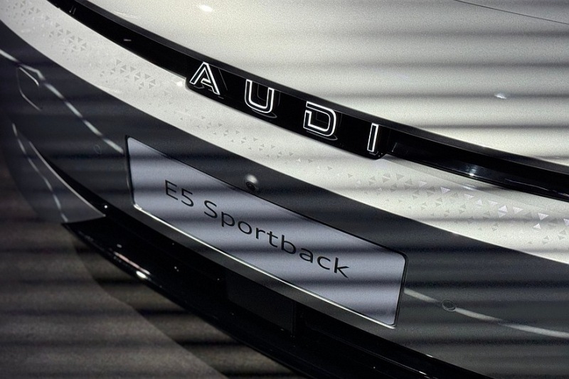 Не кольца, а буквы: первый «живой» обзор Audi E5 Sportback