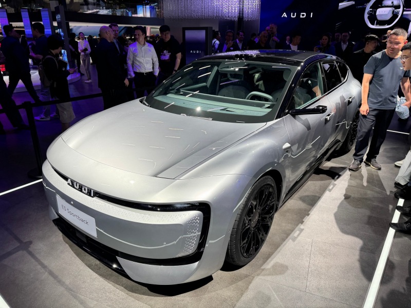 Не кольца, а буквы: первый «живой» обзор Audi E5 Sportback