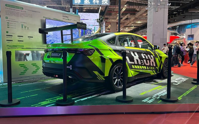 Всего 250 лошадиных сил. Geely представляет спортивный автомобиль на метаноле на Шанхайском автосалоне
