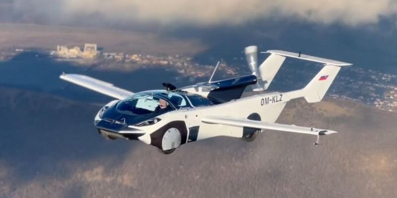Цена — $1 млн. В Словакии представили летающий автомобиль AirCar 2
