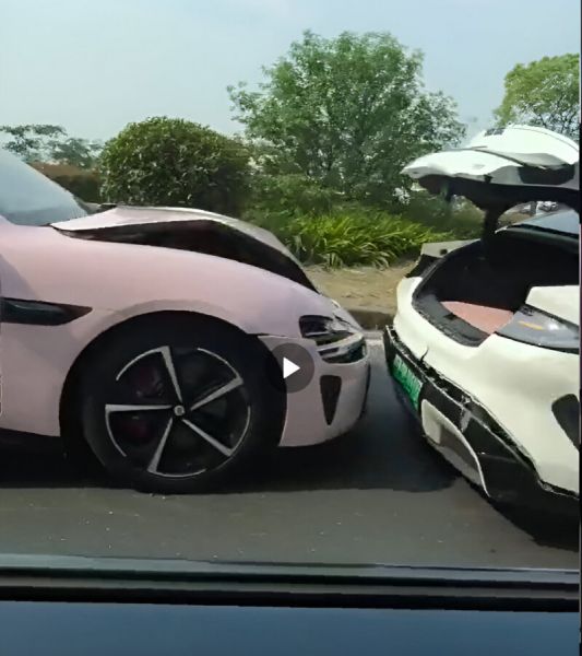 Четыре автомобиля Xiaomi попали в редкую аварию во время участия в свадебной процессии фото