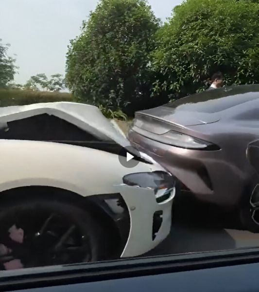 Четыре автомобиля Xiaomi попали в редкую аварию во время участия в свадебной процессии фото