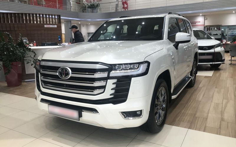 «Это подделка». Дилер возобновляет официальные продажи Toyota в России