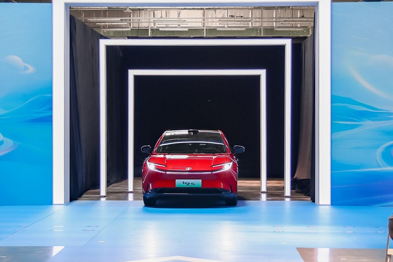 кроссовер Toyota bZ5 в стиле купе официально сошел с конвейера