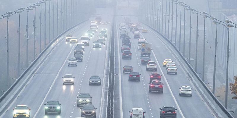 Москвичам рекомендовали не выезжать на летней резине из-за погоды