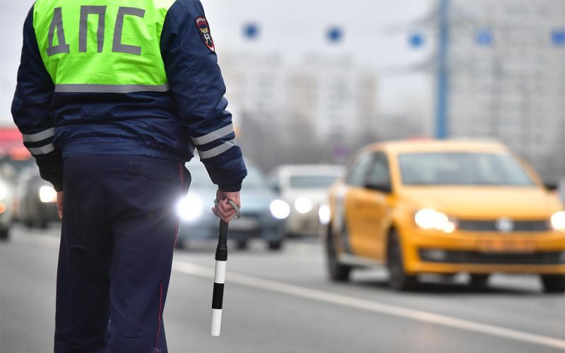 Может ли дорожная полиция остановить машину без головного убора? Ответы экспертов