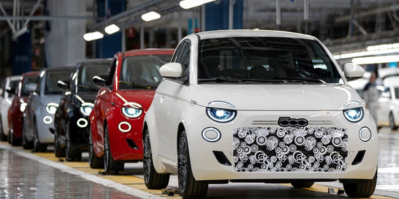 Новый бензиновый Fiat 500 показался на первых фотографиях: много «лошадок» не ждите