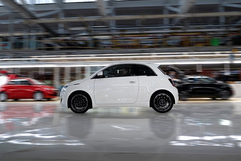 Новый бензиновый Fiat 500 представлен на первой фотографии: не ждите много лошадиных сил