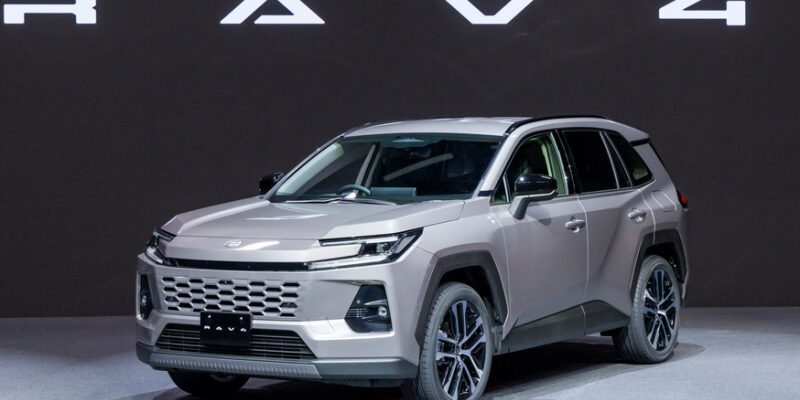 Новый кроссовер Toyota RAV4 дебютировал в нескольких версиях