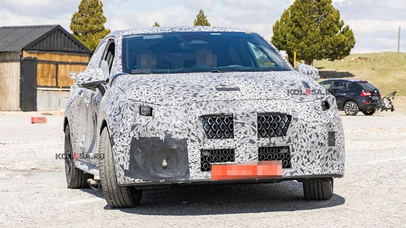 Новый Renault Clio снова замечен на шпионских фотографиях: интерьер тот же