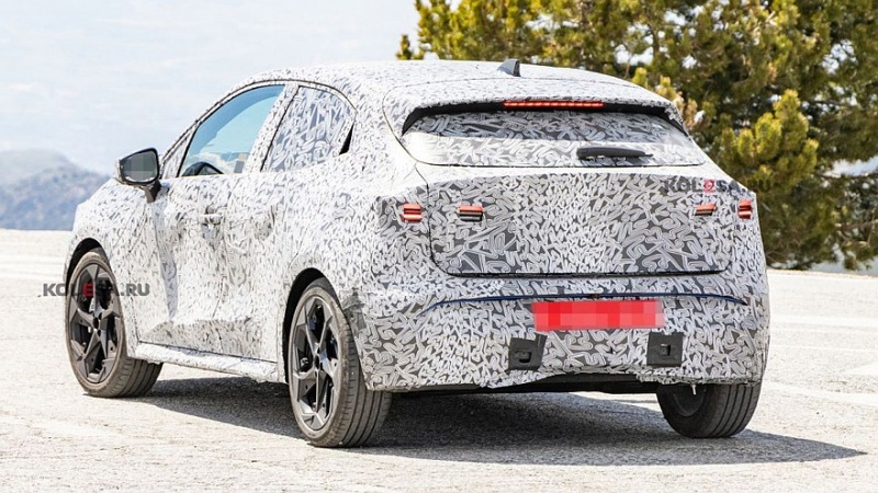 Новый Renault Clio снова замечен на шпионских фотографиях: интерьер тот же