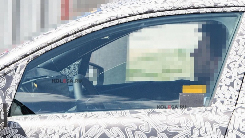 Новый Renault Clio снова замечен на шпионских фотографиях: интерьер тот же