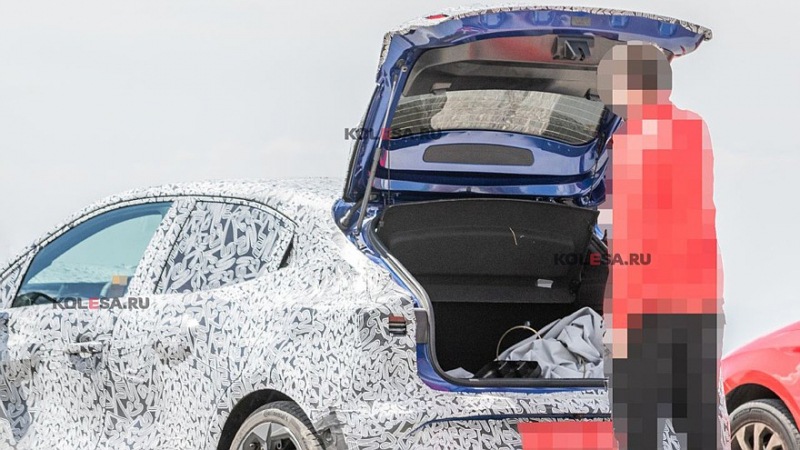 Новый Renault Clio снова замечен на шпионских фотографиях: интерьер тот же