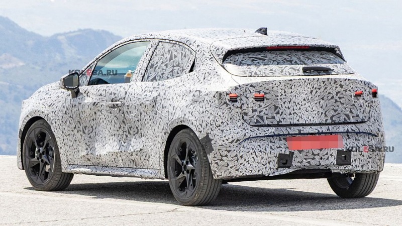 Новый Renault Clio снова замечен на шпионских фотографиях: интерьер тот же