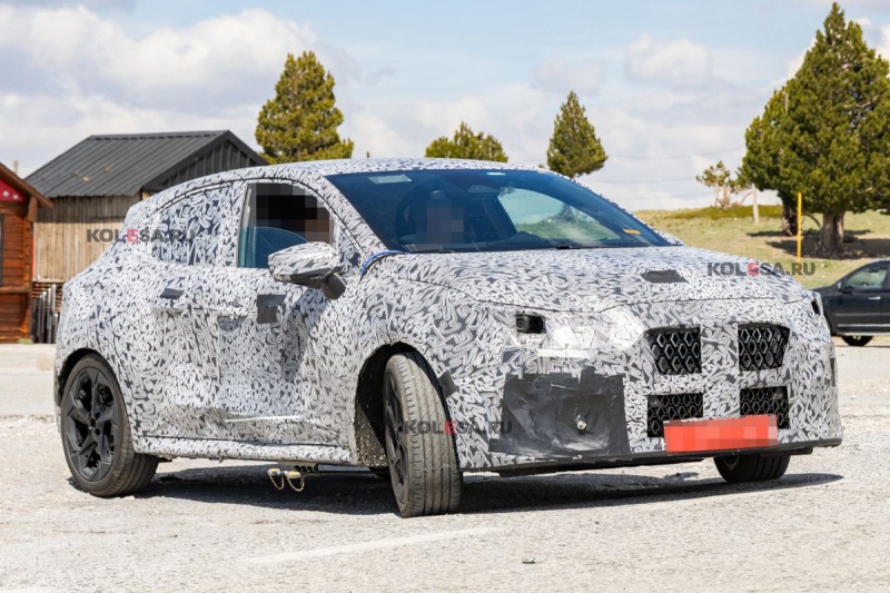 Новый Renault Clio снова замечен на шпионских фотографиях: интерьер тот же