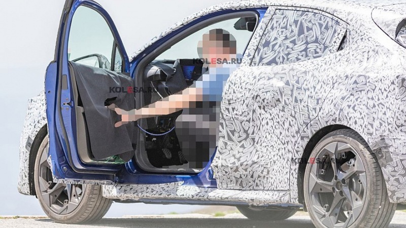 Новый Renault Clio снова замечен на шпионских фотографиях: интерьер тот же