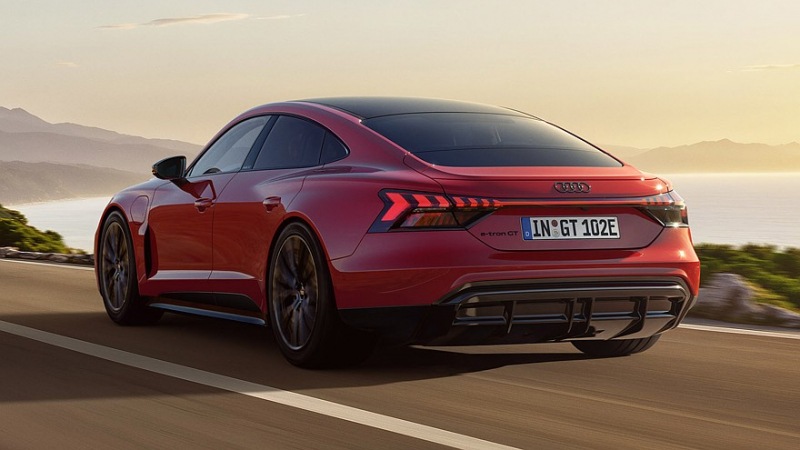 обновленный спортивный седан Audi e-tron GT: теперь доступен и в базовой версии
