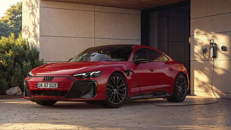 обновленный спортивный седан Audi e-tron GT: теперь доступен и в базовой версии