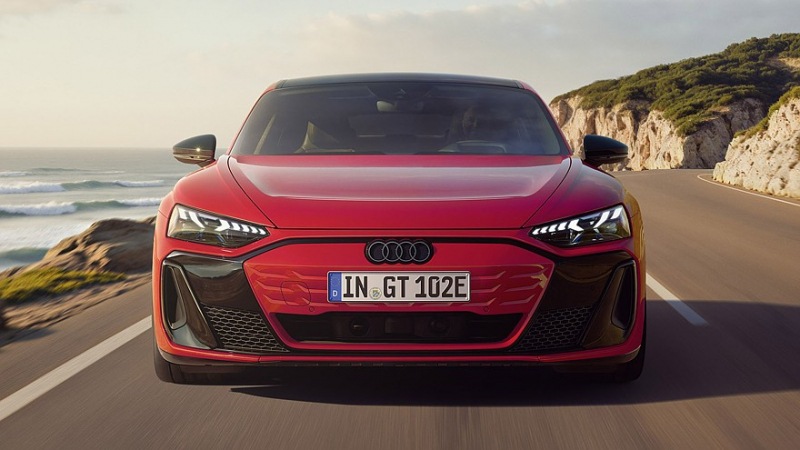 обновленный спортивный седан Audi e-tron GT: теперь доступен и в базовой версии