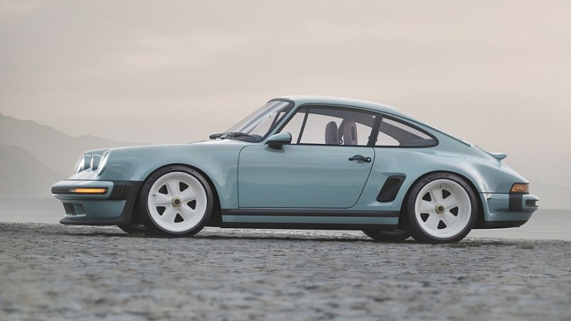 Еще один крутой Porsche 911 от Singer: широкий кузов, четыре фары и 426 лошадиных сил без наддува.