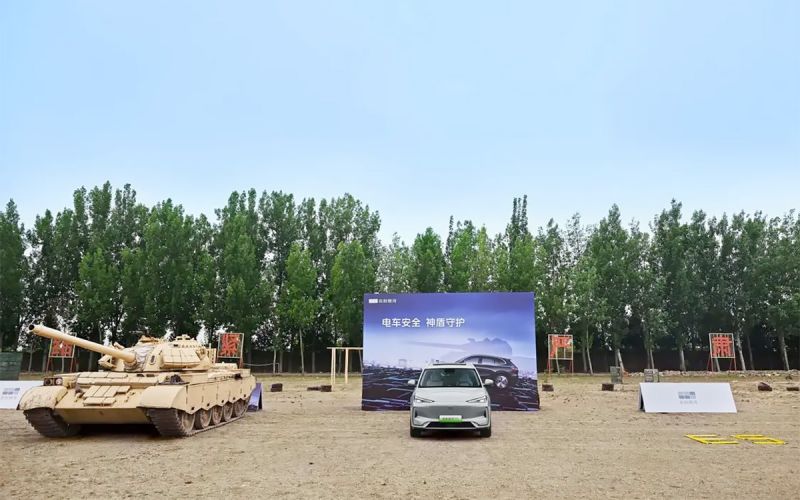 Настоящий танк проехался по аккумуляторной батарее электромобиля Geely EX5. Мы выяснили почему