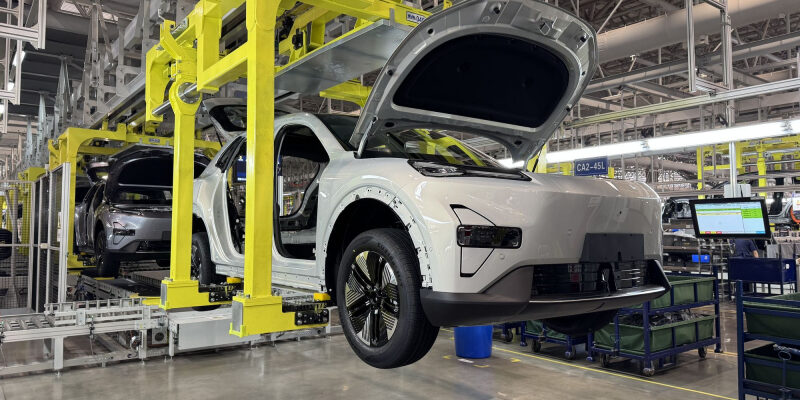 По заветам партии: молодёжь и роботы на заводе Changan Smart Factory