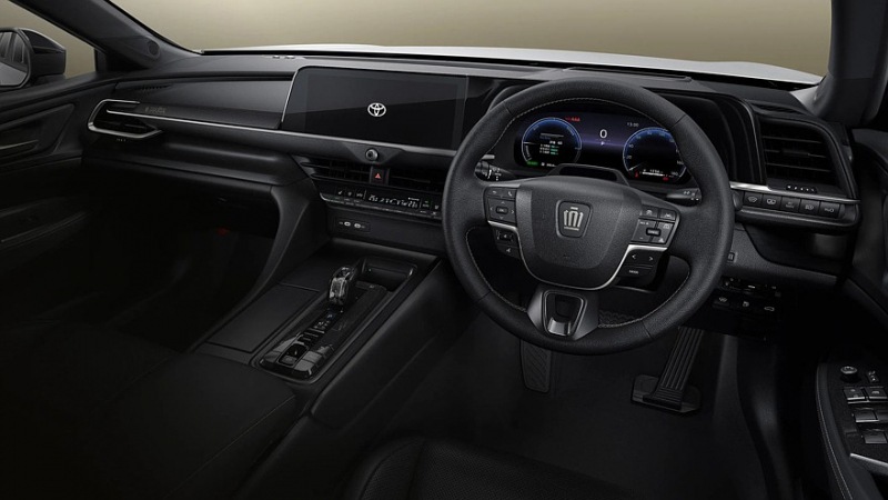Седан Toyota Crown вышел сразу в двух специальных версиях. Цена известна