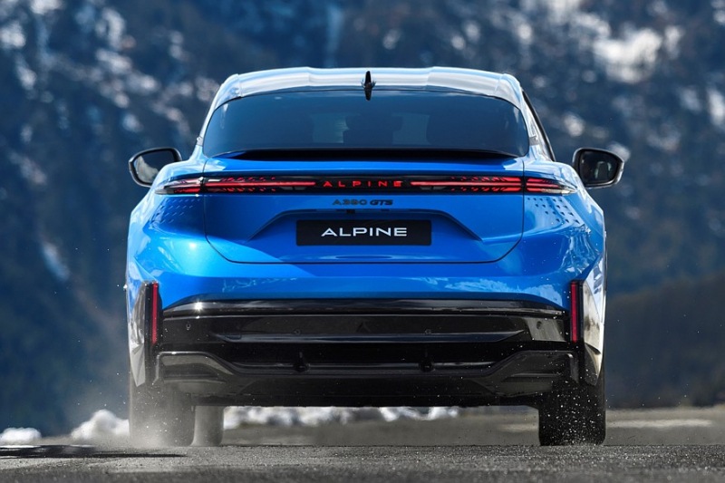 Производство Alpine A390: три двигателя, две модели, дорожный просвет 152 мм, вес более 2,1 тонны