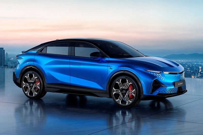 Производство Alpine A390: три двигателя, две модели, дорожный просвет 152 мм, вес более 2,1 тонны