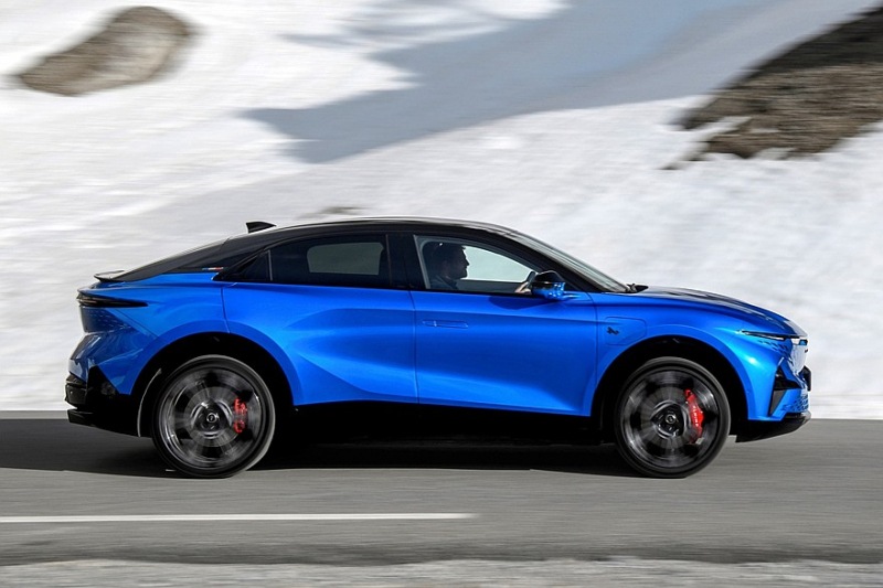 Производство Alpine A390: три двигателя, две модели, дорожный просвет 152 мм, вес более 2,1 тонны
