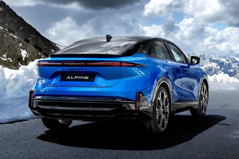 Производство Alpine A390: три двигателя, две модели, дорожный просвет 152 мм, вес более 2,1 тонны