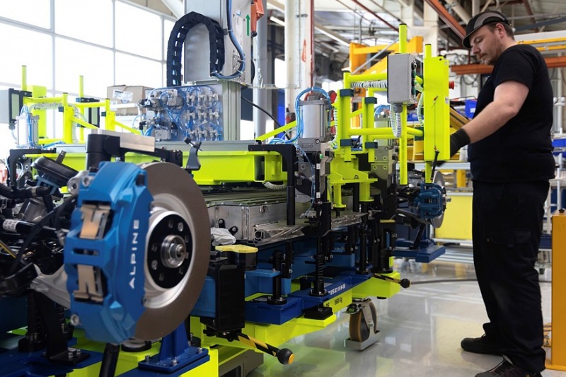 Производство Alpine A390: три двигателя, две модели, дорожный просвет 152 мм, вес более 2,1 тонны