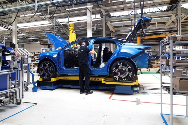 Производство Alpine A390: три двигателя, две модели, дорожный просвет 152 мм, вес более 2,1 тонны