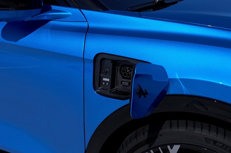 Производство Alpine A390: три двигателя, две модели, дорожный просвет 152 мм, вес более 2,1 тонны